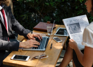 Wie kann man Bitcoins kaufen? Wie kann man Bitcoins kaufen? Mann am Laptop, Frau mit Zeitung