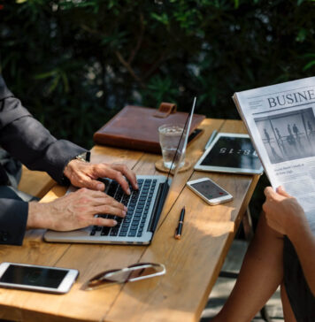 Wie kann man Bitcoins kaufen? Wie kann man Bitcoins kaufen? Mann am Laptop, Frau mit Zeitung