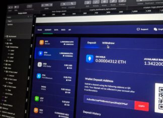 Bitcoins kaufen: Das müssen Anfänger wissen Bitcoins kaufen: Bildschirm mit Kursen verschiedener Kryptowährungen