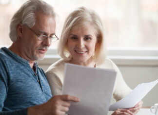 Wann sollte man Bitcoins kaufen? Ein älteres Paar fragt sich, wann man Bitcoins kaufen sollte.