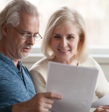 Wann sollte man Bitcoins kaufen? Ein älteres Paar fragt sich, wann man Bitcoins kaufen sollte.