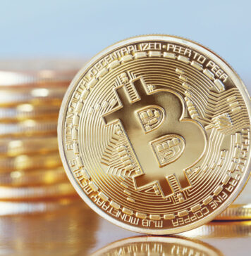 Bitcoin. Was ist das eigentlich? Goldene Münzen mit Bitcoin-Prägung