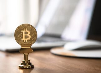 Bitcoin: Währung, Technologie und Geldsystem Eine als Bitcoin geprägte, goldene Münze