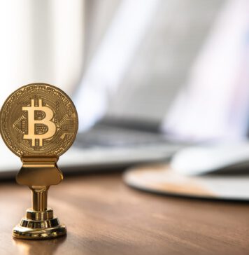 Bitcoin: Währung, Technologie und Geldsystem Eine als Bitcoin geprägte, goldene Münze