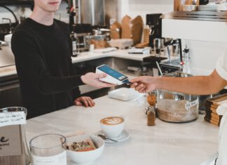 Was macht man mit Bitcoins? Bitcoins benutzen: Jemand zahlt im Geschäft