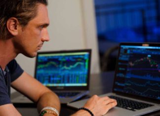 Den richtigen Bitcoin-Anbieter finden: So geht’s Bitcoin-Anbieter finden: Ein Mann am Computer