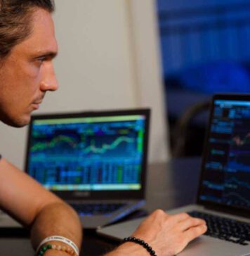 Den richtigen Bitcoin-Anbieter finden: So geht’s Bitcoin-Anbieter finden: Ein Mann am Computer