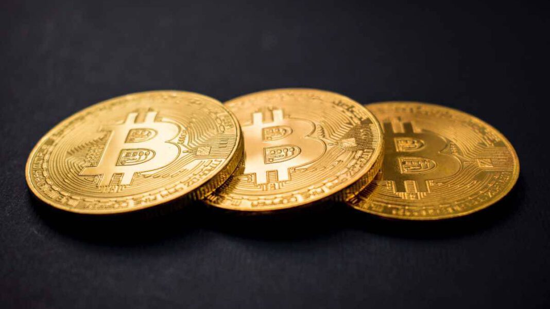 Drei als Bitcoins geprägte, goldene Münzen