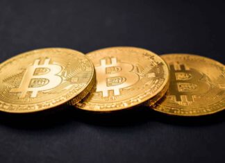 Was sind Bitcoins? Drei als Bitcoins geprägte, goldene Münzen