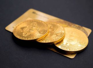 Mit Bitcoins bezahlen: So geht’s Mit Bitcoins bezahlen: Drei Münzen mit Bitcoin-Prägung