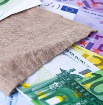 So viel wäre Ihre Bitcoin-Investition heute wert Aufgefächerte Euro-Banknoten